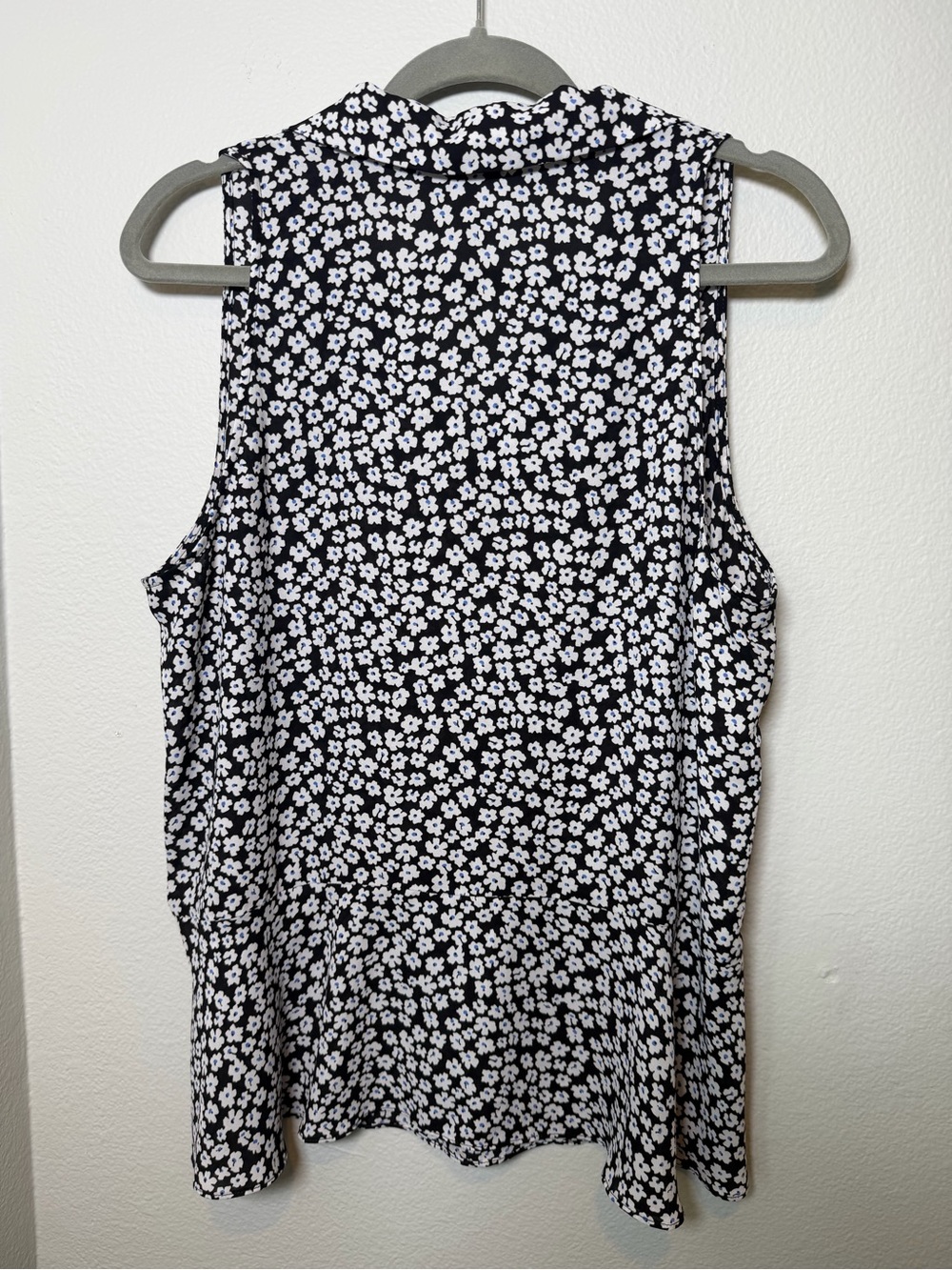 CAbi Floral Sleeveless Button Up Befriend Blouse Size L - Picture 5 of 10